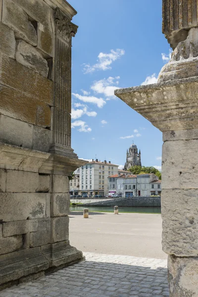 Bogen der Heiligen Frankreichs mit Kirche — Stockfoto