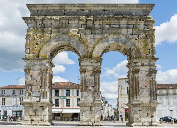 Bogen von saintes france mit Häusern — Stockfoto