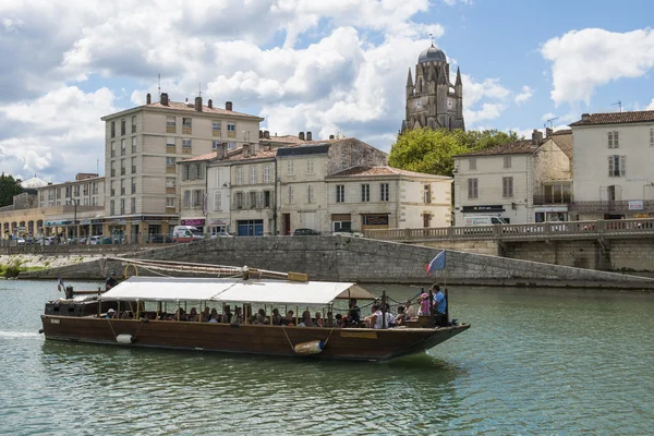 Saintes Nehri üzerinde tekne ile Fransa'da