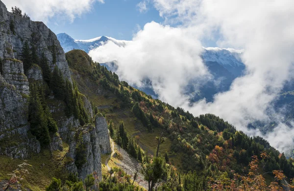 Montagnes dans les nuages et la lumière du soleil Suisse Alpes — Photo