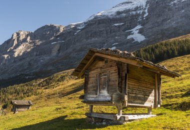 Eiger ile İsviçre Alpleri'nde iki kabin