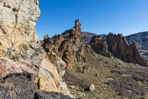 El Teide Vadisi yüksek lav kayaları ile.