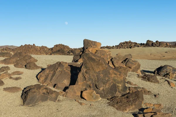 Vulcano peyzaj Moon ile — Stok fotoğraf