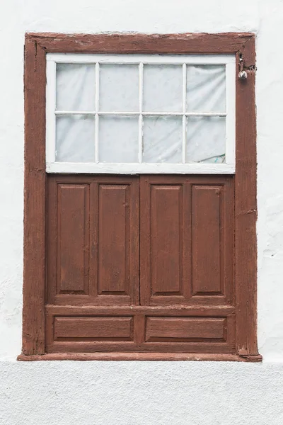 Okna drewniane i biała ściana — Zdjęcie stockowe