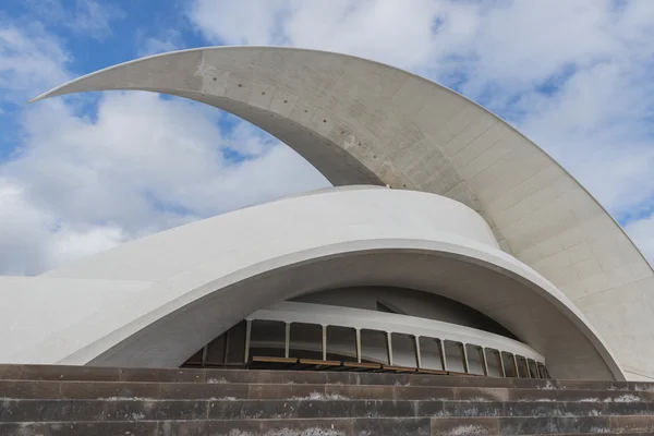 Kant gezicht met Golf van Concert Hall van Calatrava — Stockfoto