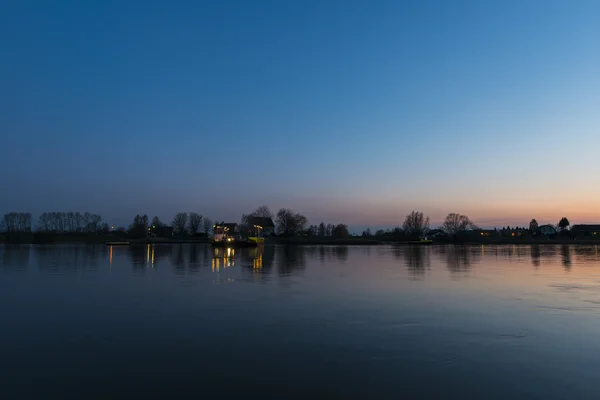 Günbatımı ve nehir Nederrijn feribotla — Stok fotoğraf