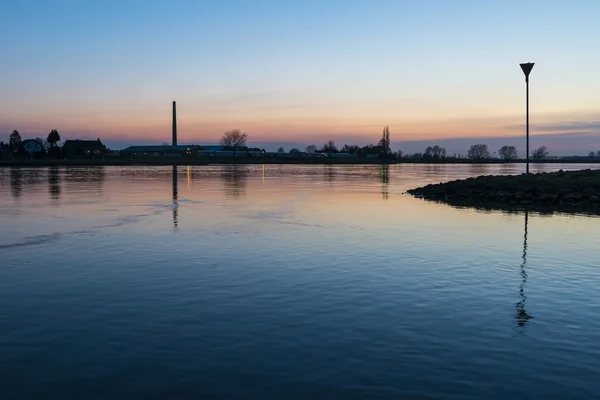 Sonnenuntergang am Fluss Nederrijn — Stockfoto