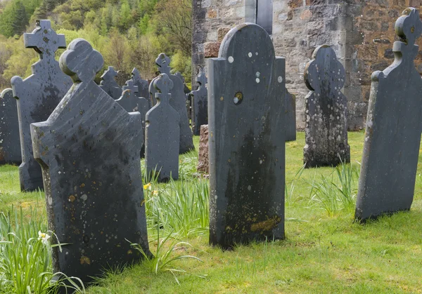 Gravplass Ballachulish med Svarte gravsteiner – stockfoto