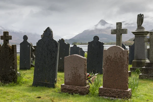 Graveyard Ballachulish med berg Royaltyfria Stockbilder
