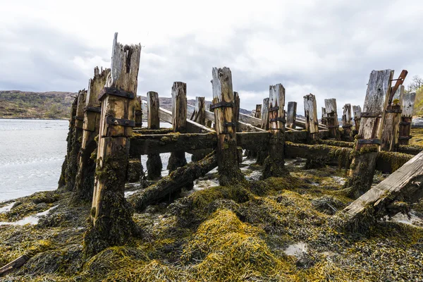 Vecchio pontile con cielo — Foto Stock