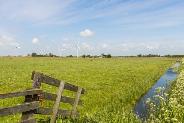 Moderna väderkvarn i friesland med dike — Stockfoto