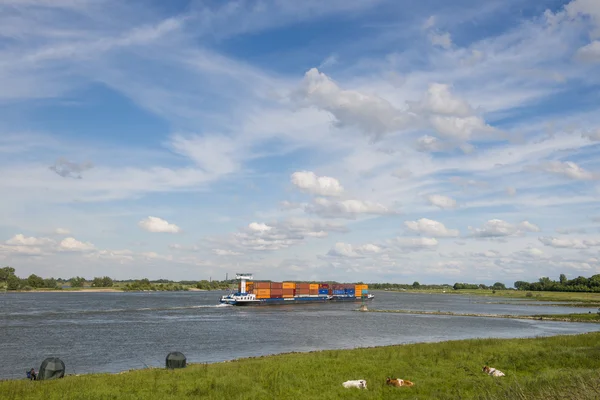 Fluss Waal und Schiff — Stockfoto