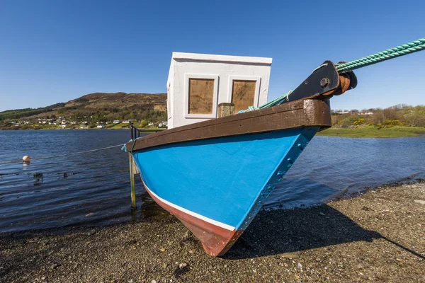 Boot am Strand Portree Schottland — Stockfoto