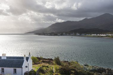 Evler, deniz ve güneş ışığı