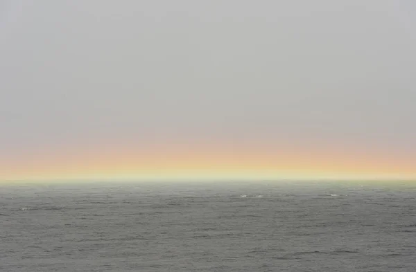 Regenbogen auf dem Wasser — Stockfoto