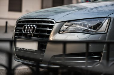 Kiev, Ukrayna - 10 Nisan 2016: Lüks Audi sedan şehir sokak üzerinde ön ızgara üzerinde amblemi