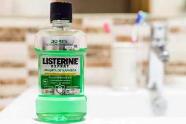 Kiev, Ukrayna - 14 Mart 2016: Listerine orijinal antiseptik gargara. Listerine antiseptik gargara, ilk 1879 yılında tanıtılan bir markasıdır..