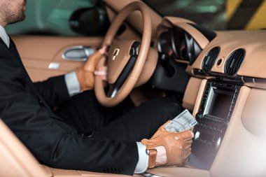 Kiev, Ukrayna - 4 Nisan 2014: İşadamı kredi kartı ile 