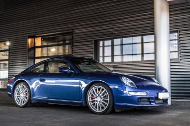 Mavi araba ayakta gri ev altında