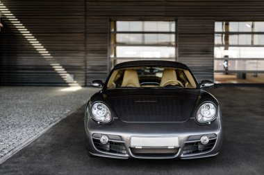Kiev, Ukrayna - 4 Nisan 2014: Photoshoot in Porsche Cayman otomotiv Merkezi 