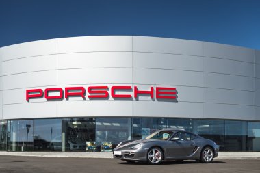 Kiev, Ukrayna - 4 Nisan 2014: Photoshoot in Porsche Cayman otomotiv Merkezi 
