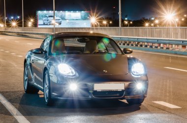 Kiev, Ukrayna - 4 Nisan 2014: Gece photoshoot Porsche Cayman Boryspil yakınındaki