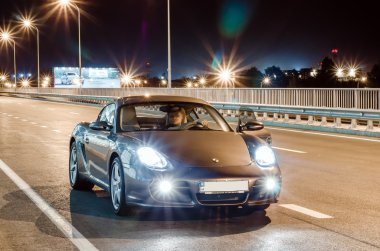 Kiev, Ukrayna - 4 Nisan 2014: Gece photoshoot Porsche Cayman Boryspil yakınındaki