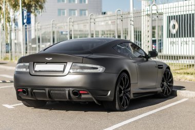 Kiev, Ukrayna - 4 Nisan 2014: Photoshoot Caddesi üzerinde siyah mat Aston Martin