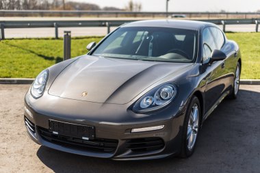 Kiev, Ukrayna - 4 Nisan 2014: Photoshoot in Porsche Panamera otomotiv Merkezi 