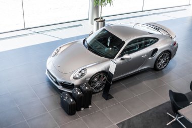 Kiev, Ukrayna - 4 Nisan 2014: Photoshoot, Porsche 911 otomotiv Merkezi 