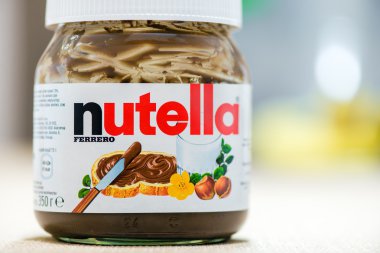 Kiev, Ukrayna - 14 Mayıs 2016: Nutella Fındıklı, Jar bokeh arka plan üzerinde. 
