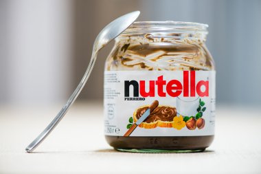 Kiev, Ukrayna - 14 Mayıs 2016: Nutella Fındıklı, Jar bokeh arka plan üzerinde. 