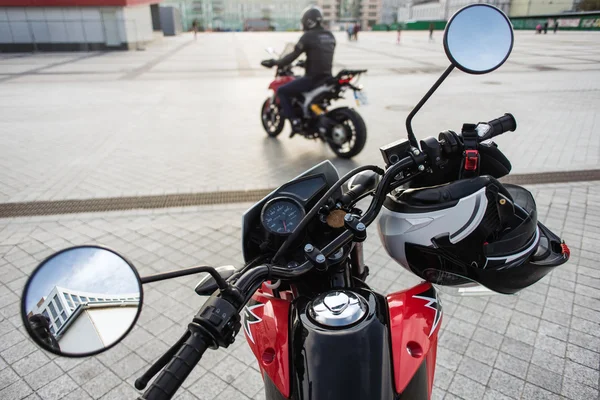 Київ, Україна - 27 квітня 2016: Червоний мотоцикла Honda Xr 150 озера і Ducati Hyperstrada в міській вулиці. — стокове фото