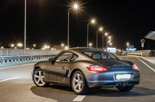 Kiev, Ucrânia - 04 de abril de 2014: Fotografia noturna de Porsche Cayman perto do Aeroporto de Boryspil — Fotografia de Stock