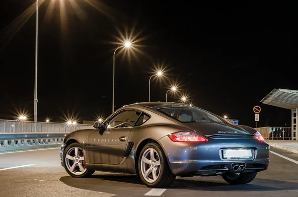 คีฟ ยูเครน 4 เมษายน ค.ศ. 2014: การถ่ายภาพกลางคืนของ Porsche Cayman ใกล้สนามบิน Boryspil — ภาพถ่ายสต็อก