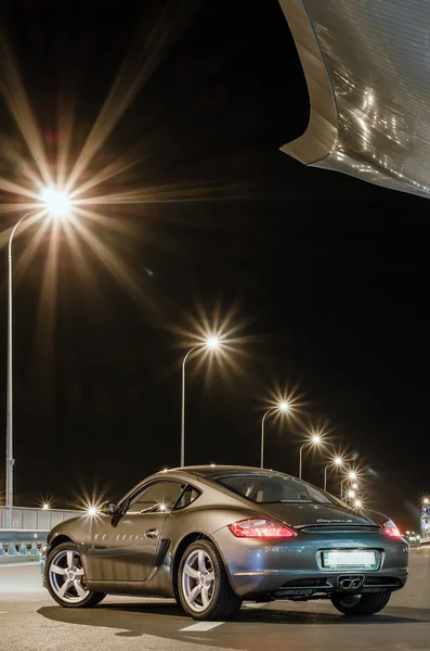 Kiev, Ukraina - 4: e April, 2014: Natt fotografering av Porsche Cayman nära Boryspil flygplats — Stockfoto