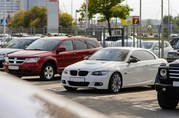 Kiev, Ucrânia - 15 de abril de 2013: carro a motor branco BMW E92 M3 cabrio — Fotografia de Stock