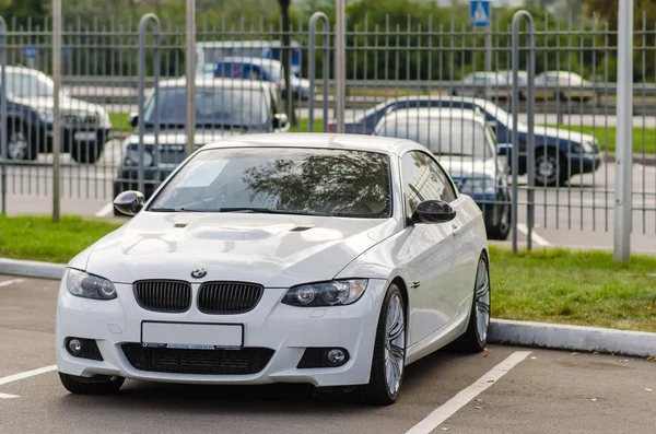 Kyjev, Ukrajina - 15. dubna 2013: Bílé motoru auto cabrio Bmw E92 M3 — Stock fotografie