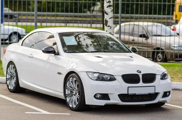 Kyjev, Ukrajina - 15. dubna 2013: Bílé motoru auto cabrio Bmw E92 M3 — Stock fotografie