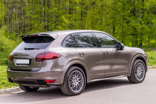 Kyjev, Ukrajina - 5. května 2016: Focení Porsche Cayenne — Stock fotografie