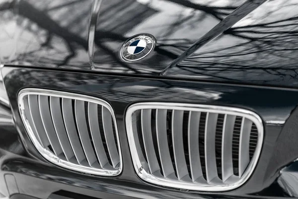 Kyiv, Ukraine - April 5th, 2014: Photoshoot of BMW badge on street. — Stock Photo, Image