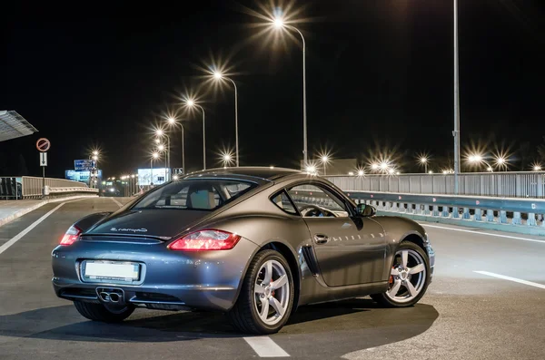 Kiev, Ukraina - 4: e April, 2014: Natt fotografering av Porsche Cayman nära Boryspil flygplats — Stockfoto