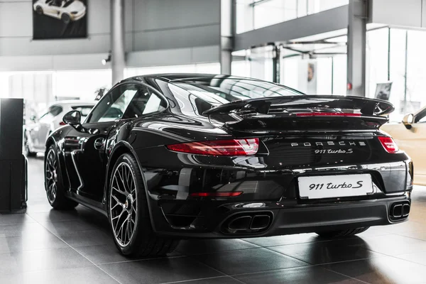 Kiev, Ukrayna - 4 Nisan 2014: Photoshoot, Porsche 911 otomotiv Merkezi 