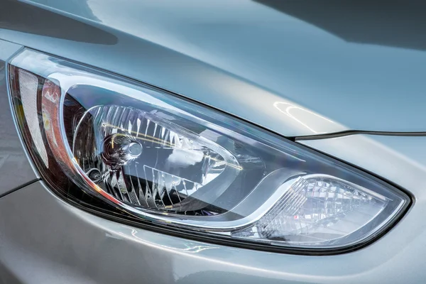 Primer plano de los faros de un coche — Foto de Stock