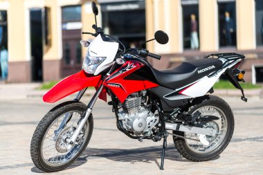 Kiev, Ukrayna - 7 Temmuz 2015: Kırmızı motosiklet Honda Xr 150l sokak City.