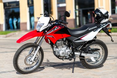 Kiev, Ukrayna - 7 Temmuz 2015: Kırmızı motosiklet Honda Xr 150l sokak City.