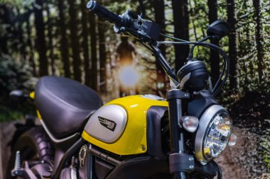Kiev, Ukrayna - 12 Mart 2016: Photoshoot, Ducati Scrambler motosiklet showroom
