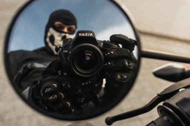 Kiev, Ukrayna - 27 Nisan 2016: Dijital SLR Nikon Fx kamerayı D600 acımasız adam