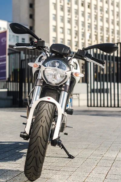 Киев, Украина - 7 июля 2015 г.: Белый мотоцикл Ducati Monster на городской улице . — стоковое фото