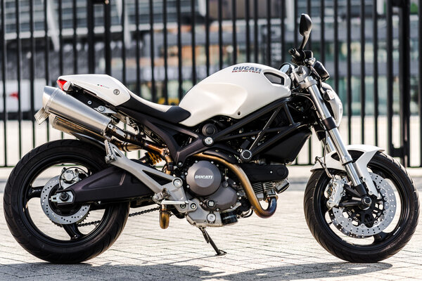 Киев, Украина - 7 июля 2015 г.: Белый мотоцикл Ducati Monster на городской улице
.